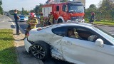 Wypadek dwóch aut osobowych i ciężarówki na ul. Na Ostatnim Groszu we Wrocławiu. Auto przebiło ogrodzenie! [ZDJĘCIA]