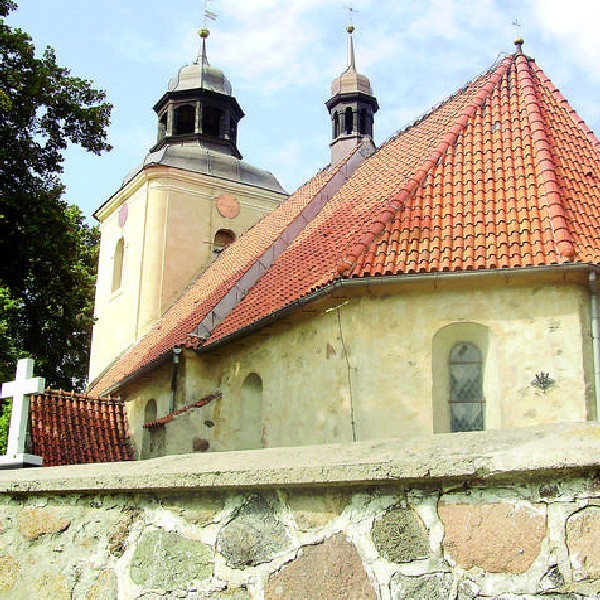 Świątynia pod wezwaniem św. Katarzyny Aleksandryjskiej, choć przebudowywana, pamięta początek XIV stulecia. Wzniesiono ją z polnych kamieni i cegły.