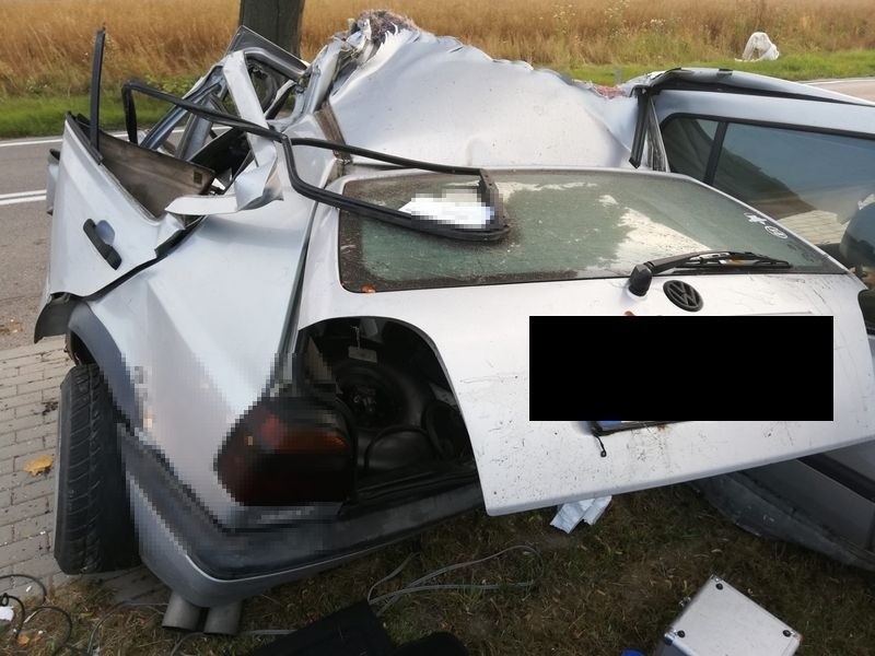 Śmiertelny wypadek w Karczemkach w powiecie wejherowskim. 27.07.2021 r. 25-letni kierowca uderzył w betonowe ogrodzenie