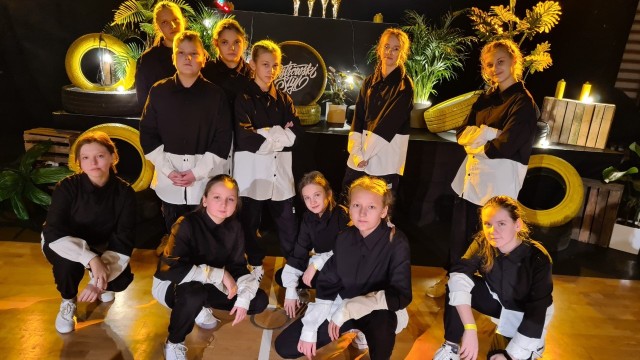 Młodzi tancerze ze szkoły Tańca Kosmos w Białobrzegach odnieśli kolejne sukcesy. Z Ostrowi Mazowieckiej przywieźli puchary i medale.