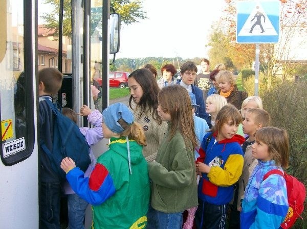 Dzieci żwawo wsiadały do autokaru, który  zawiózł ich do rezerwatu cisów