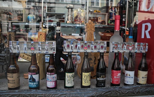 Krakowscy radni zadecydowali o ograniczeniu nocnej sprzedaży alkoholu w sklepach.