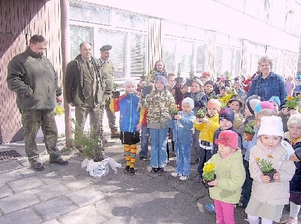 Na zdjęciu: maluchy z Przedszkola nr 25 przy  ul. Rajskiej przygotowują się do posadzenia  drzewek i kwiatów podarowanych przez  leśników.