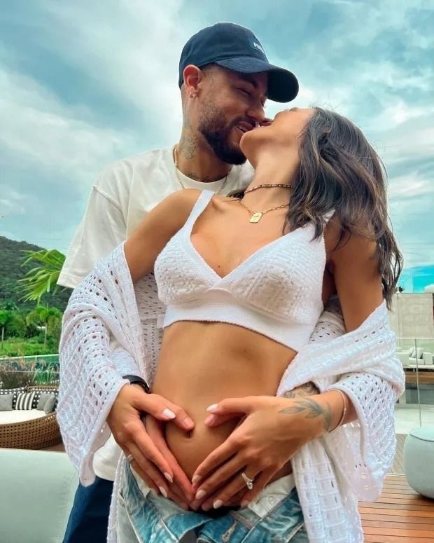 Neymar i jego dziewczyna będą mieli syna: rok temu rozstali się rzekomo z powodu zdrady Brazylijczyka [ZDJĘCIA]