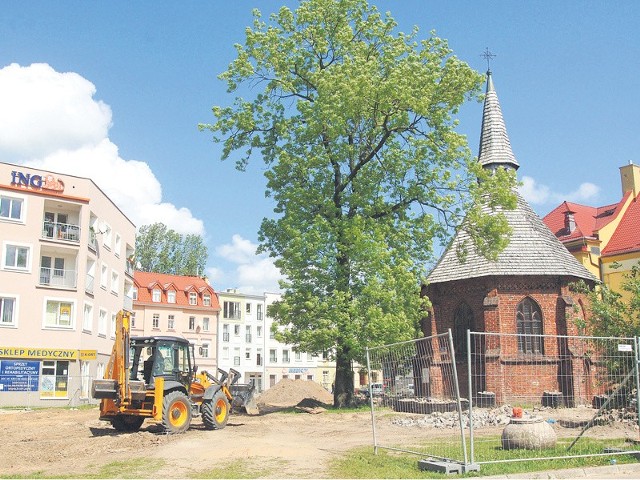 Teren wokół teatru przypomina plac budowy, prace potrwają tu do końca września. 