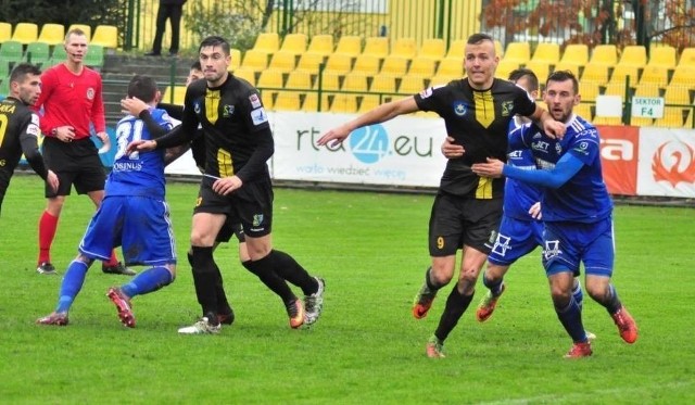 Piłkarze Siarki Tarnobrzeg (w czarnych koszulkach) zagrają w derbowym spotkaniu poważnie osłabieni.
