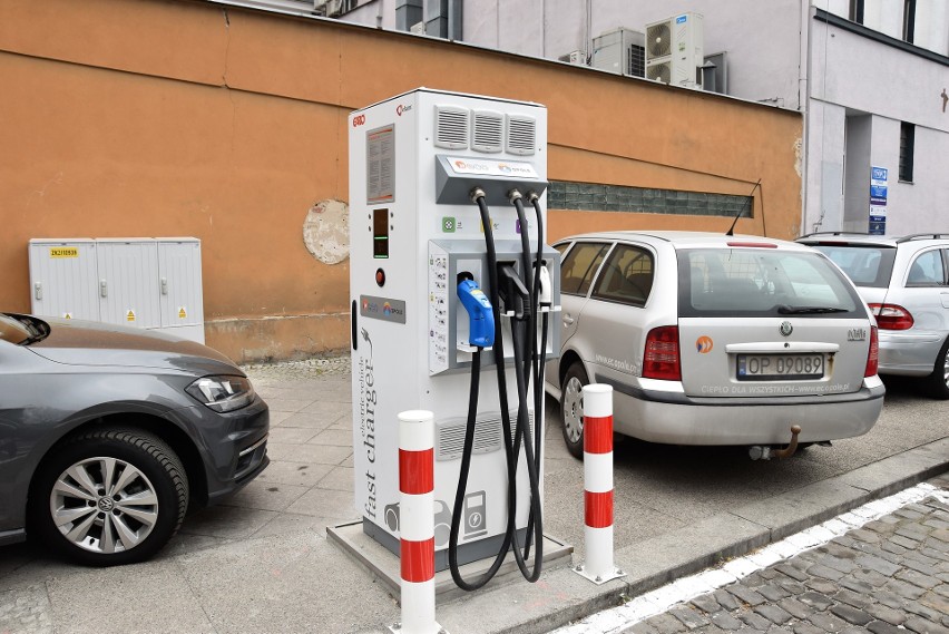 Stacja ładowania pojazdów elektrycznych na placu Wolności w...