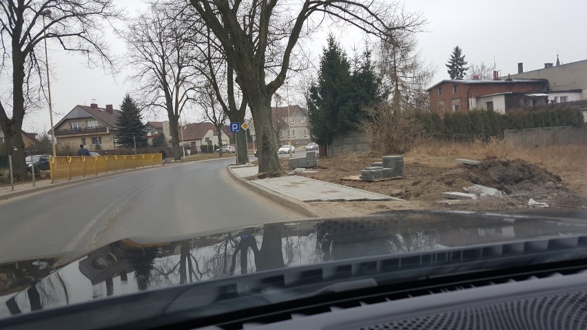 Ul. Szczecińska w Szczecinie: Przez pomyłkę zrobili chodnik. Nie przeszkodziły im drzewa