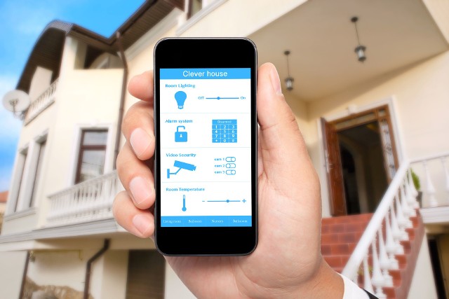 Sterowanie domem za pomocą aplikacji w smartfonie jest wygodneDzięki smartfonowi możemy mieć kontrolę nad swoim domem.