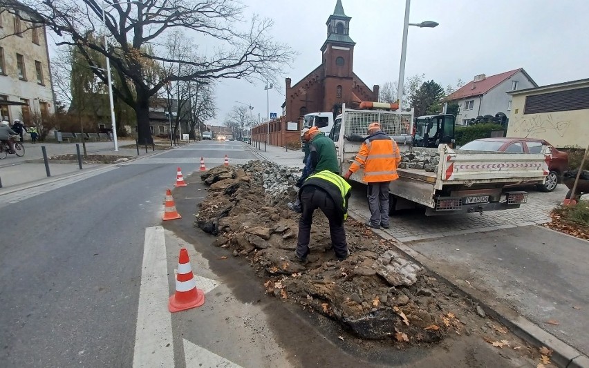 Kilofy i młoty poszły w ruch! To koniec szykan na ulicy Miłoszyckiej we Wrocławiu [ZDJĘCIA]