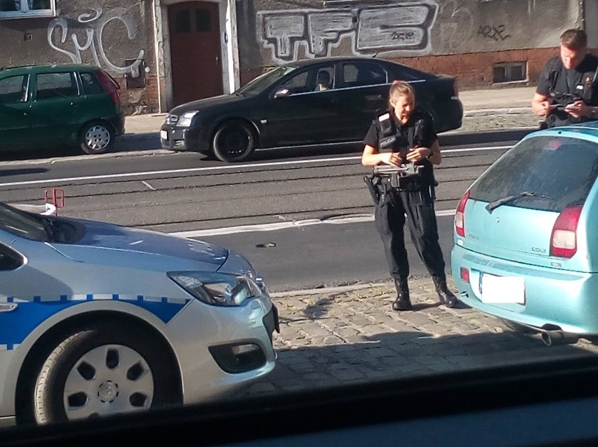 Policjantka z pistoletem maszynowym podczas kontroli na...