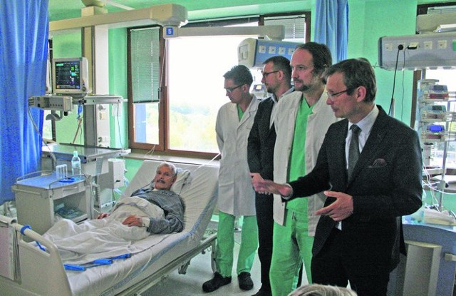 Stan pacjentów po nowatorskiej operacji jest bardzo dobry. Na zdjęciu z prawej prof. Marek Jasiński