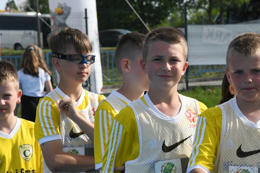 Piłkarze Czarnych Połaniec wygrali Turniej Z Podwórka na Stadion o Puchar Tymbarku do 12 lat w Nowinach. Grał wnuczek trenera