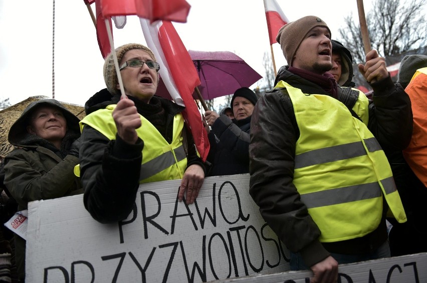 Plac Litewski. Manifestacja Komitetu Obrony Demokracji w Lublinie (ZDJĘCIA, WIDEO)