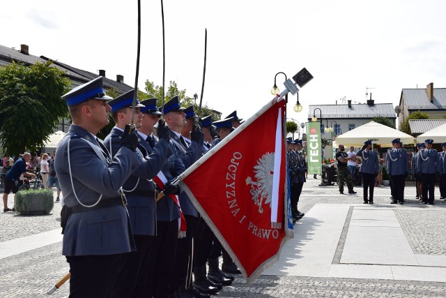 W uroczystości wzięli udział przedstawiciele wszystkich służb mundurowych i burmistrz miasta.