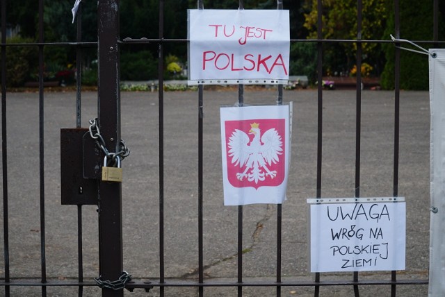 "Uwaga, wróg na polskiej ziemi", "Nie zabierzecie nam tradycji" czy "Tu jest Polska" - można było przeczytać na bramie wejściowej do cmentarza na Junikowie w Poznaniu, pod którą niektórzy ustawiali także zapalone znicze.Kolejne zdjęcie --->