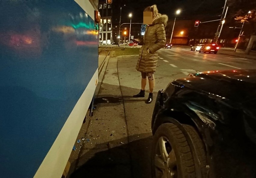 Wypadek na pl. Wróblewskiego. Kobieta wjechała pod tramwaj