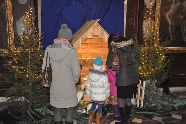 Wielu sandomierzan odwiedzało szopki bożonarodzeniowe w kościołach.
