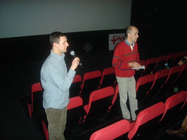 Andrzej Ciesielski (z lewej) zaprosił widzów do Heliosa na uroczystą premierę najnowszego filmu Romana Polańskiego " Autor Widmo&#8221;, a Leszek Sikora do Klubu Filmowego "Elektrowni&#8221; na "Pożegnania&#8221;
