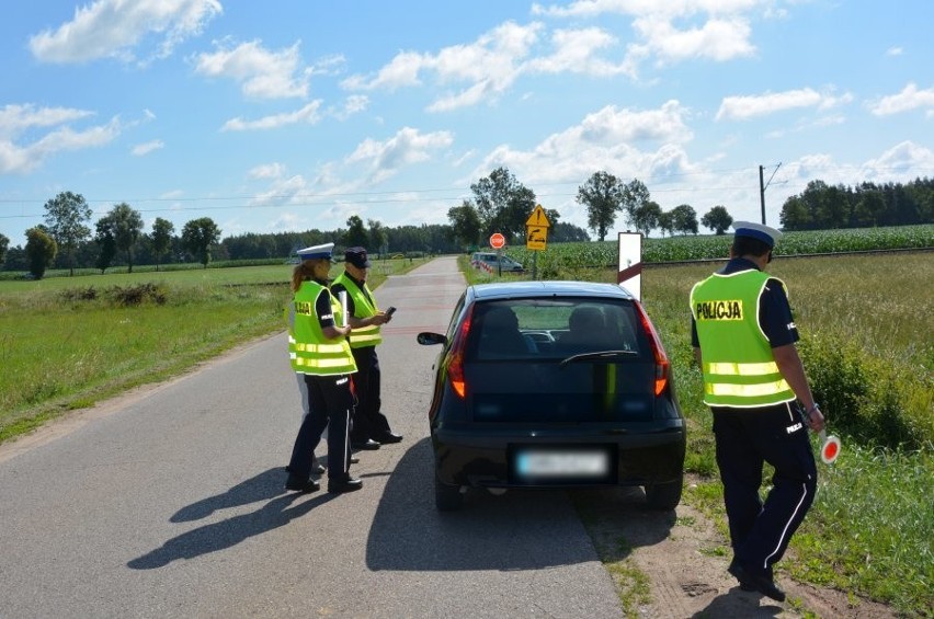 Policyjna akcja "Bezpieczny przejazd" na przejeździe...