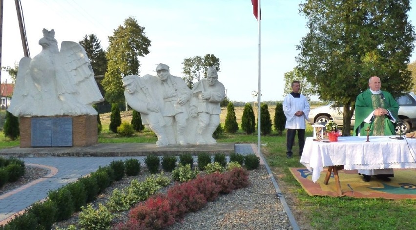 Ksany oddały hołd bohaterom Września '39. Patriotyczna uroczystość przed pomnikiem