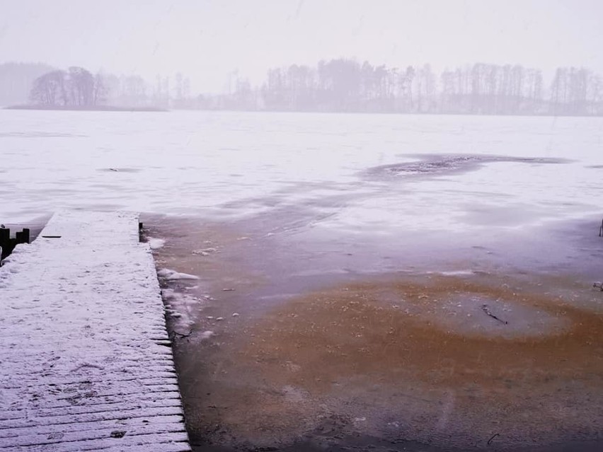 Lód jest bardzo kruchy. Strażacy apelują o rozwagę.