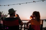 Psycholog mówi: ile pijemy na wakacjach i dlaczego kłócimy się przed urlopem? Wypróbuj 3 rady, które pozwolą ci naprawdę odpocząć