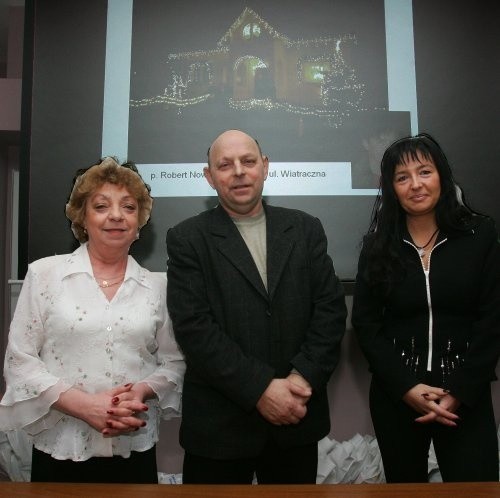 Zwycięzcy konkursu na najpiękniejszą świąteczną iluminację: Małgorzata Nowacka (z prawej), Wojciech Braciszewski oraz Teresa Nieradzińska.