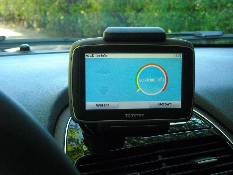 Wskazówki systemu eco:Drive wyświetlane są za pośrednictwem...