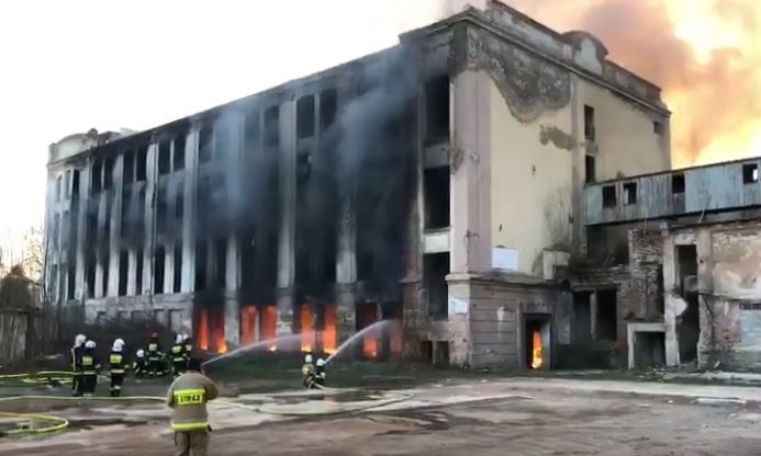 Strażacy dogaszają pożar w opuszczonej fabryce lnu w...