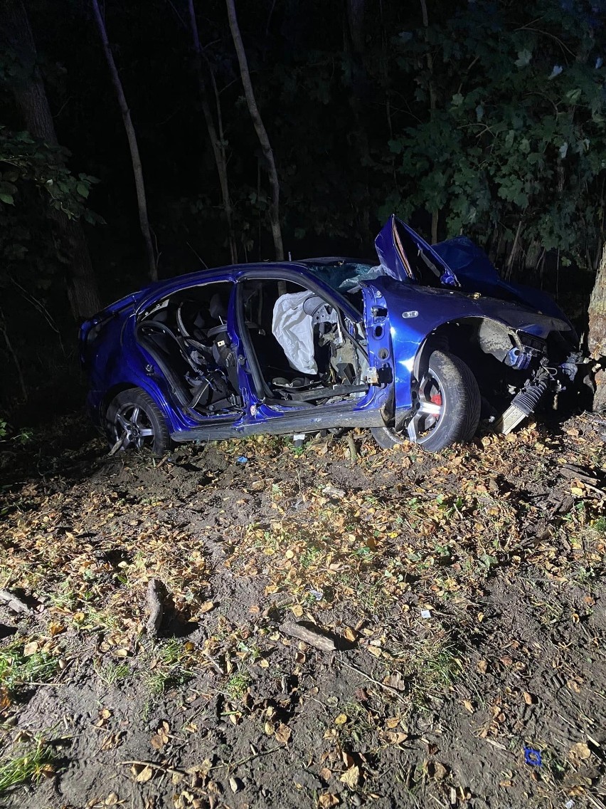 Seat uderzył w drzewo, pasażer zginął na miejscu, a kierowca...