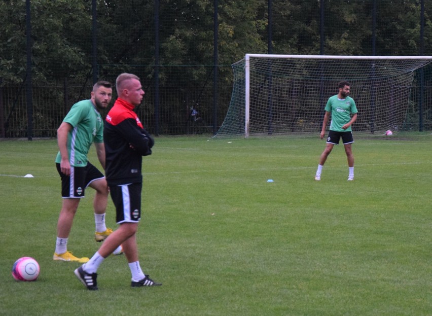 1 Liga. Komplet piłkarzy Radomiaka Radom na poniedziałkowym treningu. W sobotę mecz ze spadkowiczem z ekstraklasy Zagłębiem Sosnowiec