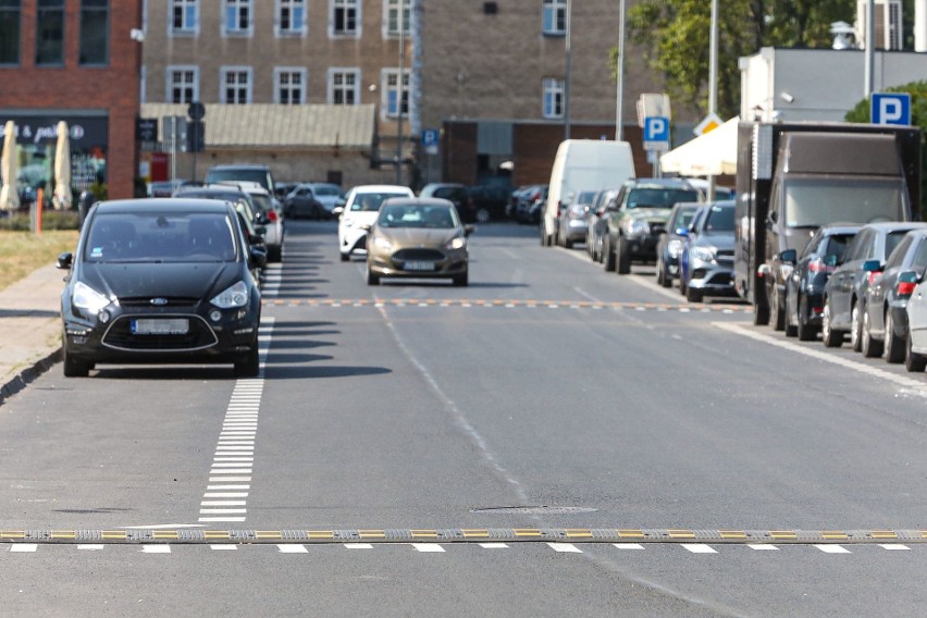 Nielegalne wyścigi na Łasztowni? Już nie! Zamontowano progi zwalniające