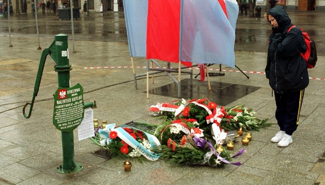 Walenty Badylak podpalił się w ramach protestu m.in. przeciwko zatajaniu prawdy o Zbrodni Katyńskiej. Tabliczka upamiętniająca tragiczną śmierć widnieje na Rynku Głównym w Krakowie. 