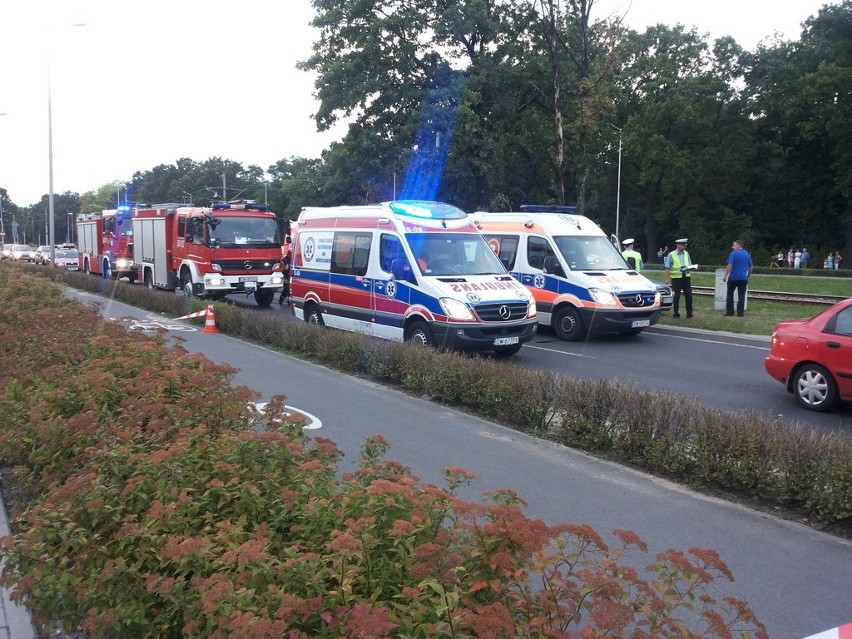 Wypadek na Lotniczej. Jadący pod prąd rowerzysta spowodował zderzenie daewoo z autobusem (ZDJĘCIA)