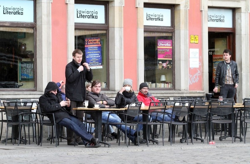 Wrocław: Początek sezonu ogródków letnich w Rynku. Stoi tylko kilka, mało kto w nich siada