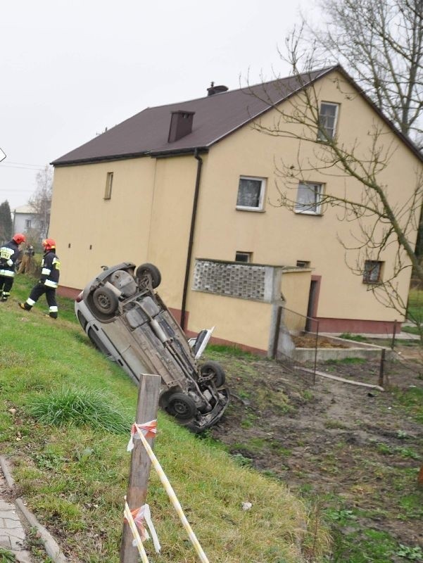 Wypadek w Solcu. Dachował opel corsa 