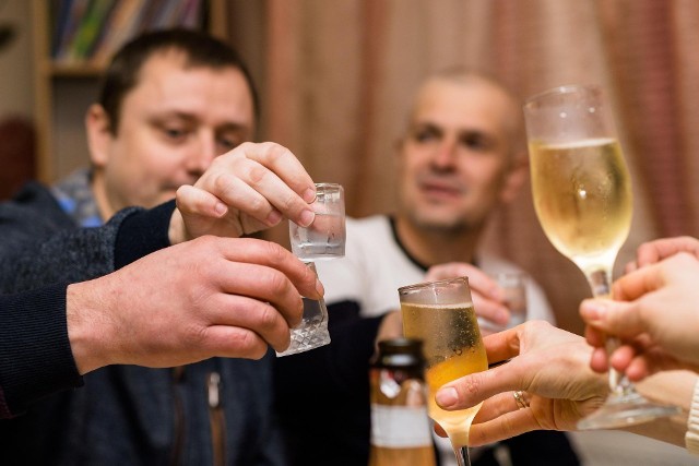 Coraz więcej osób sięgających po alkohol wypija nadmierne jego ilości.
