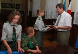 Harcerze z Międzyrzecza zbierali przybory szkolne dla powodzian, dziś dostali upominki od komisarza