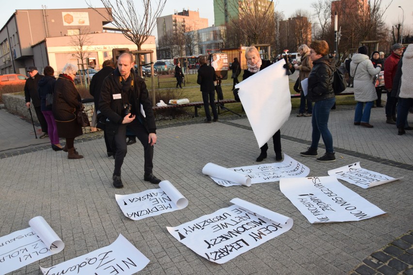 Strajk Kobiet w Zawierciu: Jarosław kobiety zostaw! Manifestacja w Dzień Kobiet ZDJĘCIA