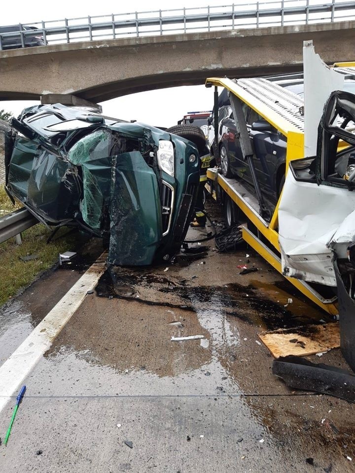 Wypadek na A4. Kierowca uwięziony w kabinie, auta na lawecie uszkodzone
