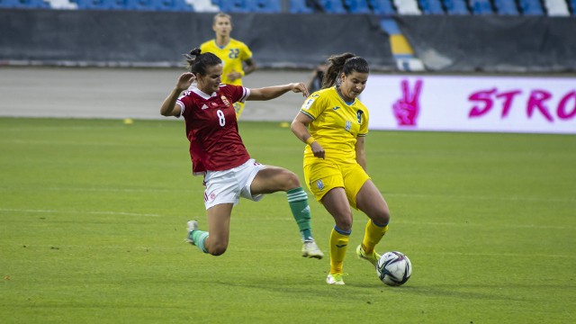 Dobry mecz przeciwko Węgierkom rozegrała Nicole Kozlova (przy piłce)