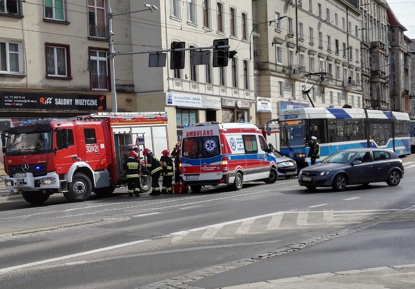 Wypadek na Piłsudskiego. Tramwaj zderzył się z autem