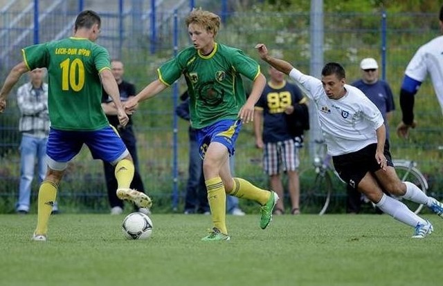 Roczny kontrakt z II-ligowym beniaminkiem II ligi Lechem Rypin podpisał 22-letni obrońca Mateusz Pakosz (w środku)