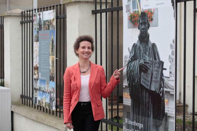 Konsul Sabine Haake wskazuje na pomnik Marcina Lutra.
