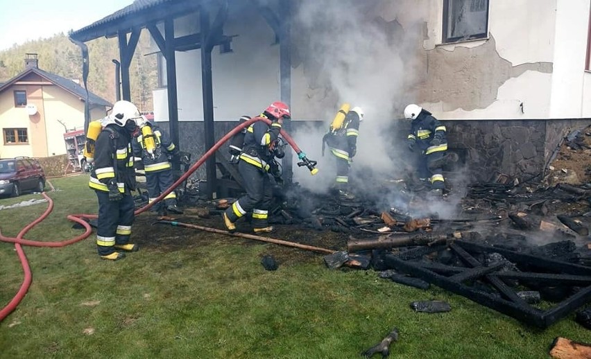 Pożar domu w Międzybriodziu Żywieckim gasiło 30 strażaków