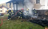 Groźny pożar domu w Międzybrodziu Żywieckim. Z ogniem walczyło blisko 30 strażaków ZDJĘCIA