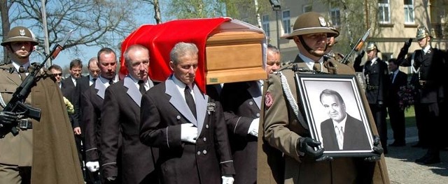 O godzinie 14 w jasielskiej farze rozpoczął się pogrzeb tragicznie zmarłego senatora Stanisława Zająca.