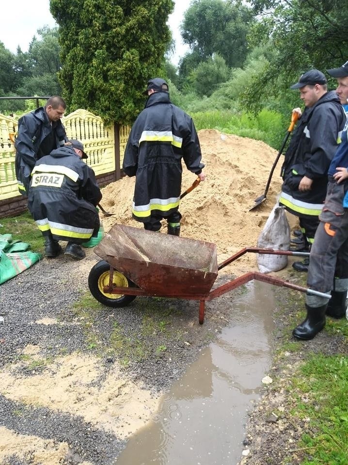 Pogotowie powodziowe w woj. śląskim: podtopienia, zalane ulice i powalone drzewa. Bilans intensywnych ulew nad woj. śląskim ZDJĘCIA