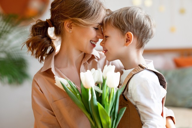 Życzenia dla mamy na Dzień Matki mogą znaczyć więcej niż najpiękniejsze kwiaty i prezenty. Przygotowaliśmy najpiękniejsze, wzruszające życzenia dla mamy. Zobacz!